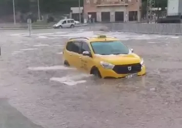 Mardin'i sağanak vurdu: Cadde ve sokaklar göle döndü