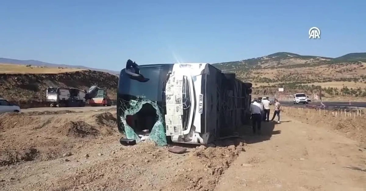 Bingöl'de yolcu otobüsü devrildi! Çok sayıda yaralı var