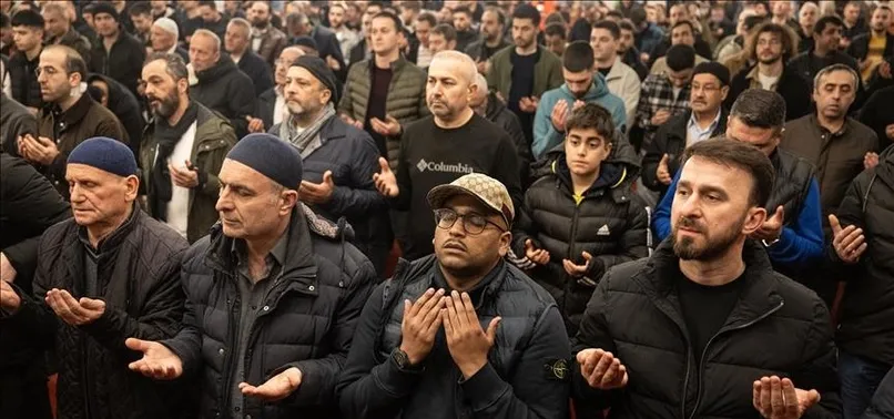 Ramazanın müjdecisi Berat Kandili ülke genelinde idrak edildi! Camiler doldu taştı