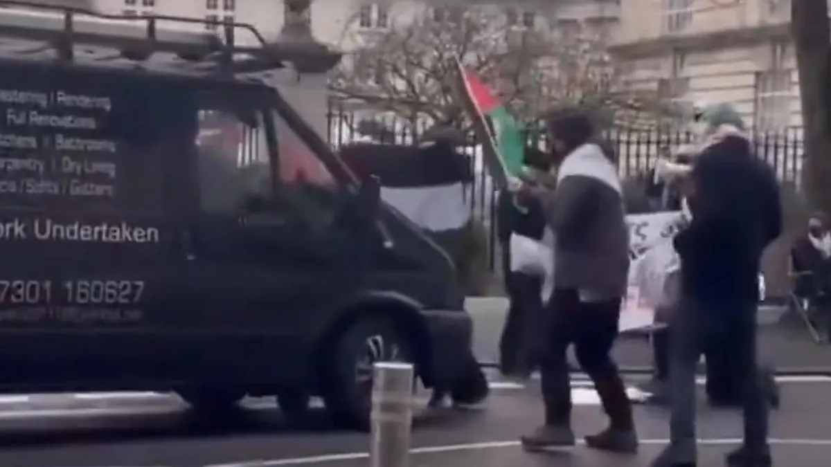 Galler'de bir kişi minibüsünü Filistin'e destek veren göstericilerin üzerine sürdü
