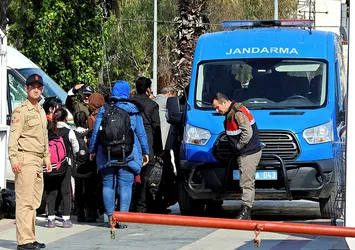 Çeşme'de 92 kaçak göçmen yakalandı
