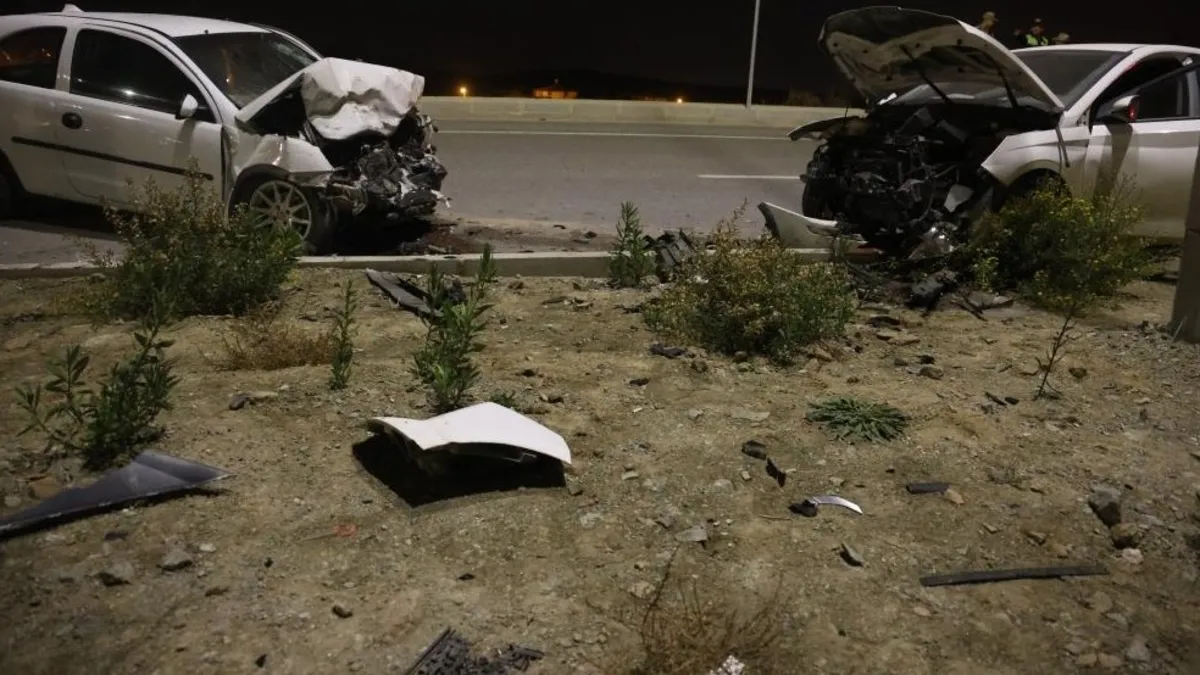 Hatay'da 2 otomobil kafa kafaya çarpıştı! Araçlar hurdaya döndü