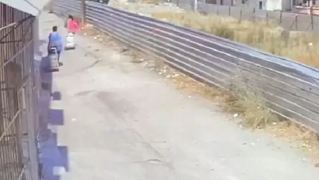 adanada-pazarda-kadinlarin-kabusu-olmustu-bisikletli-kapkacci-yakalandi-1624705227078.jpg Adana’da pazarda kadınların kâbusu olmuştu! Bisikletli kapkaççı yakalandı - 2