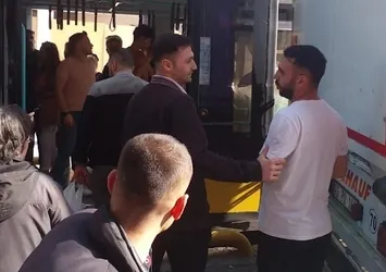 Tramvay tırın dorsesine çarptı: Panik anları kamerada!