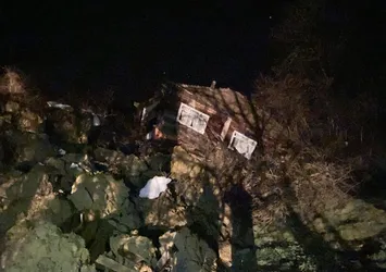 Sinop'ta heyelan! 3 ev ve 1 samanlık yıkıldı