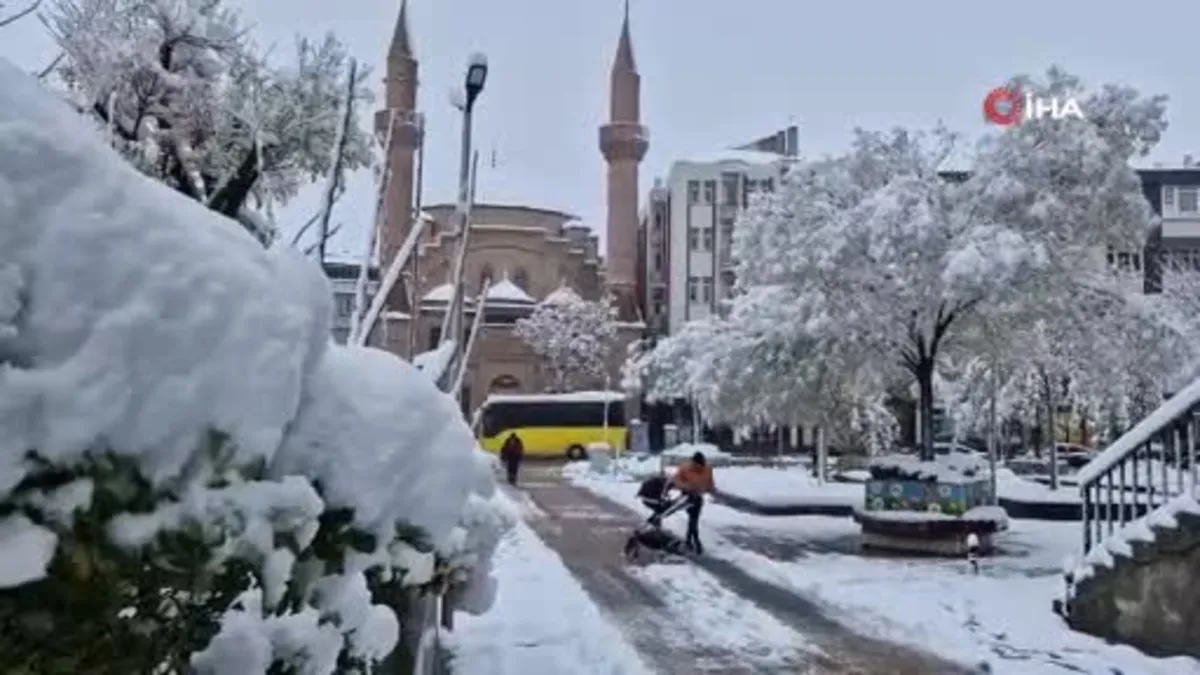 Mevsimin ilk karı Aksaray’ı beyaza bürüdü