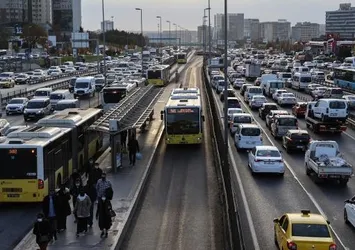İstanbul'da sağanak yağış ve hafta sonu nedeniyle yoğun trafik! İstanbul'da trafik yoğunluğu yüzde kaç? İstanbul'da trafikte son durum