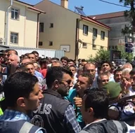 Sakaryada büyük gerginlik! Yüzlerce kişi içeri girmek istedi