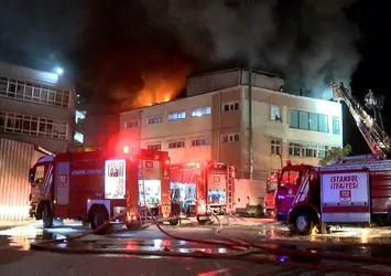 İstanbul'da bir iş yerinden yangın çıktı