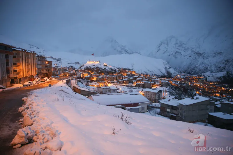 Hakkari'de kar yağışı şehri beyaza bürüdü! Onlarca köy yolu ulaşıma kapandı 1