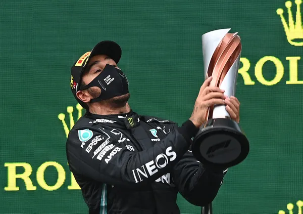 Lewis Hamilton İstanbul’da tarih yazdı! Formula 1 yarışı nefesleri kesti...