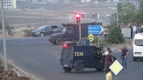 Diyarbakır'da bomba alarmı! Plakasız araç "dur" ihtarına uymadı - 3