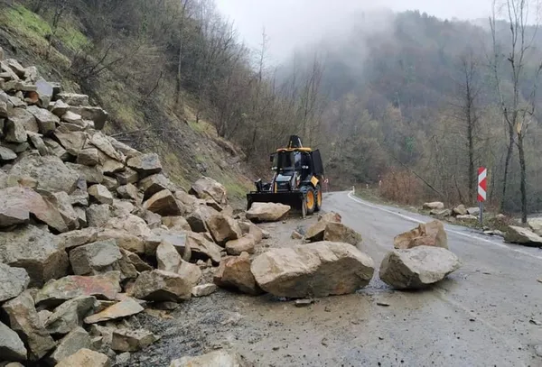 1618151300644.jpg Bartın'da heyelan! Belediye Başkanı Emiroğlu uyardı: Tehlike devam ediyor - 1