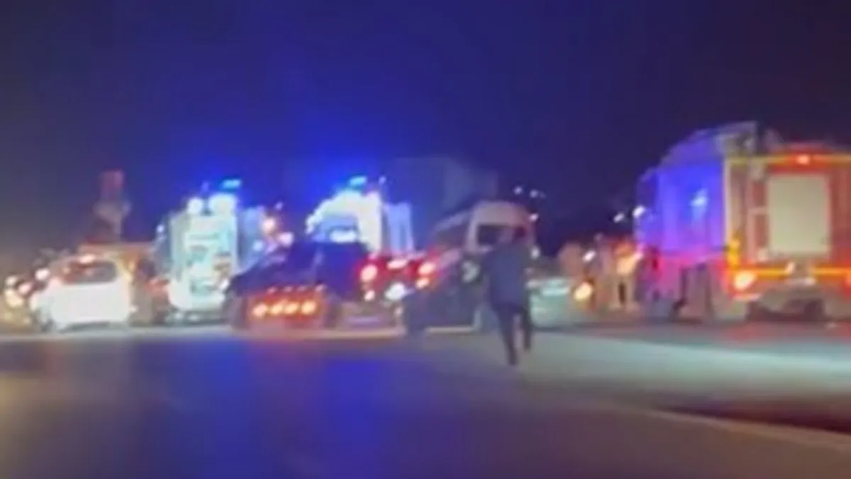 Hatay'da yolcu minibüsü traktöre çarptı: 15 yaralı