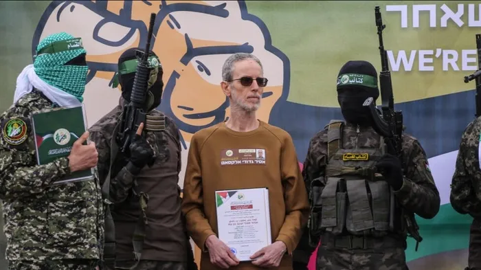 siyonist-medya-trump-israili-ikileme-soktu-esir-takasi-krizi-cozuluyor-mu-1739426018363.jpg Hamas'ın serbest bıraktığı İsrailli esir (AFP)