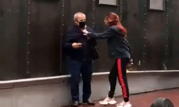 Babası yaşındaki adamı tekme tokat dövüp başına şişeyle vurdu - 2