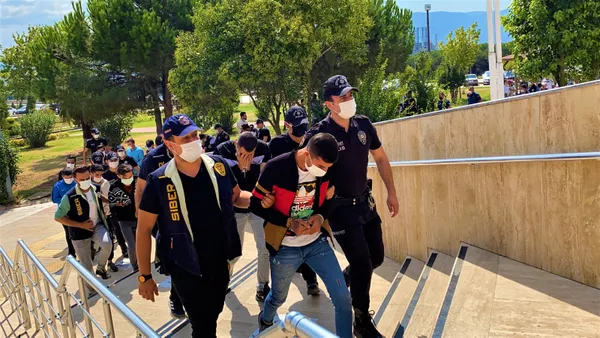 dunyaevine-girmeyi-hayal-ederken-cezaevine-girdi-kina-gecesinde-yakalandi-1631244824131.jpg Dünyaevine girmeyi hayal ederken cezaevine girdi! Kına gecesinde yakalandı - 4