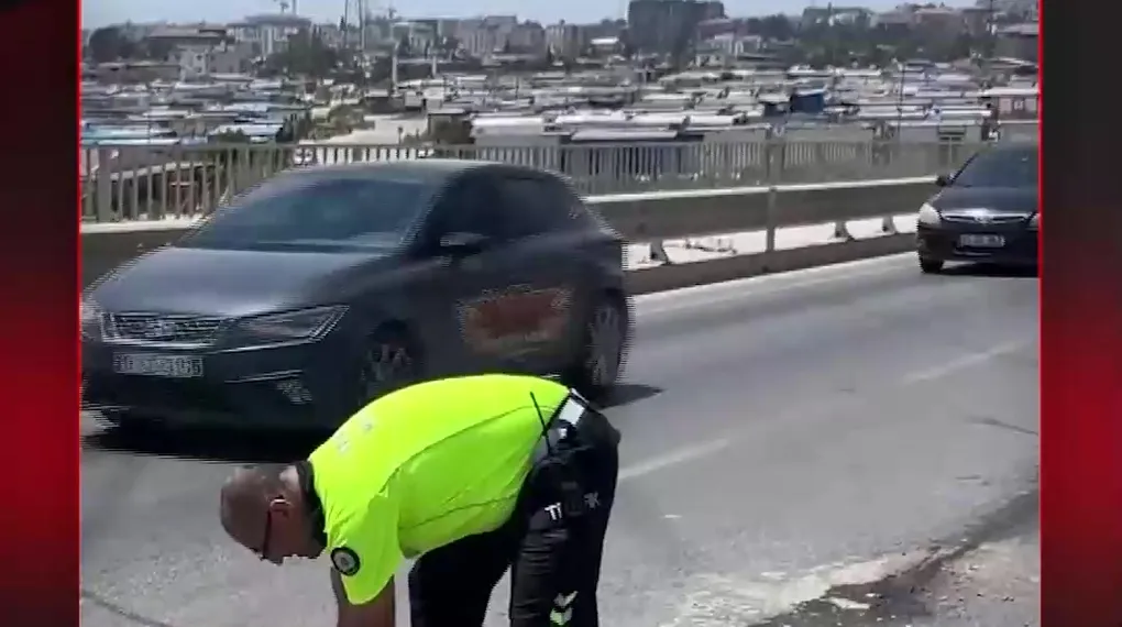 KAZA OLMASIN DİYE ELLERİYLE KUM TAŞIDI