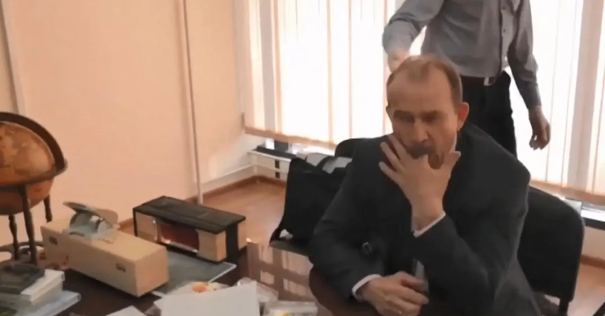 Rüşvet operasyonunda yakalanınca öyle bir şey yaptı ki... Polis sırtına vurdu |Video