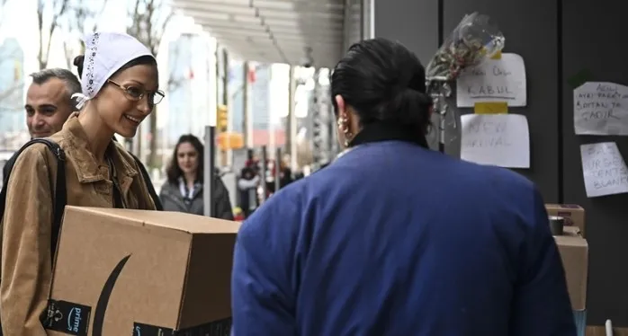 siyonistlerin-kuklasi-adidastan-bir-skandal-daha-unlu-modeli-reklam-kampanyasindan-cikardilar-bella-hadid-hare-1721673519688.jpg Bella Hadid, İsrail destekçilerinin baskısı üzerine ayakkabı reklamından çıkarıldı.