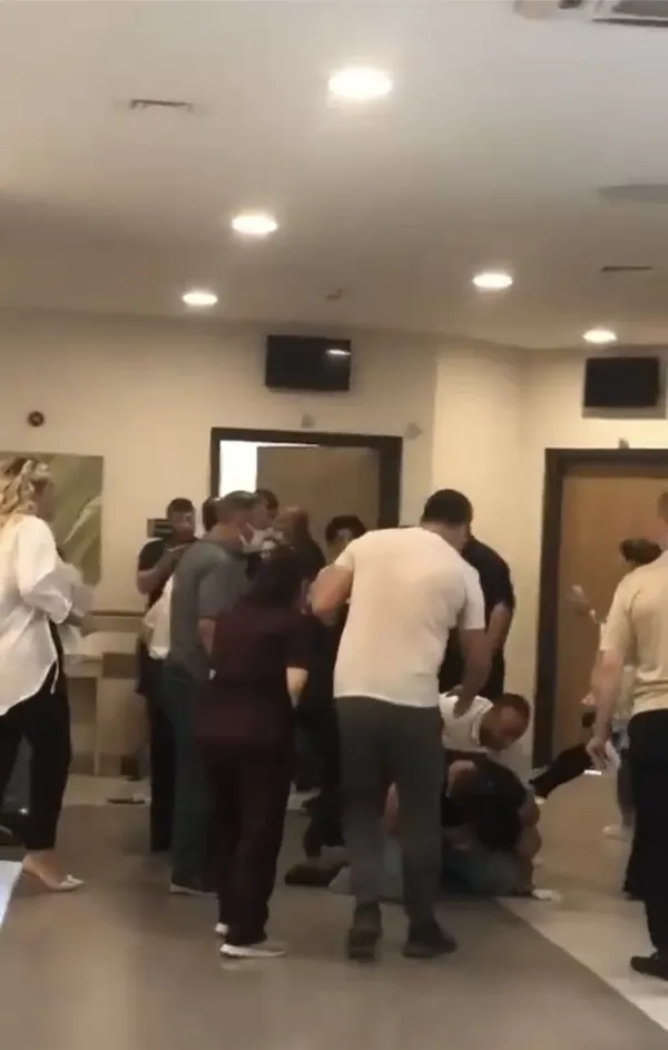 bursada-hastanede-tansiyon-yukseldi-hastalarin-sira-kavgasi-kamerada-1663158424571.jpg Bursa’da hastanede tansiyon yükseldi! Hastaların ‘sıra’ kavgası kamerada - 1