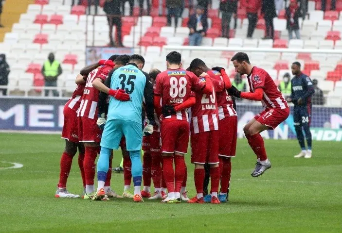 İlk yarı yeşil ikinci yarı beyaz! Sivasspor - Trabzonspor maçından renkli görüntüler
