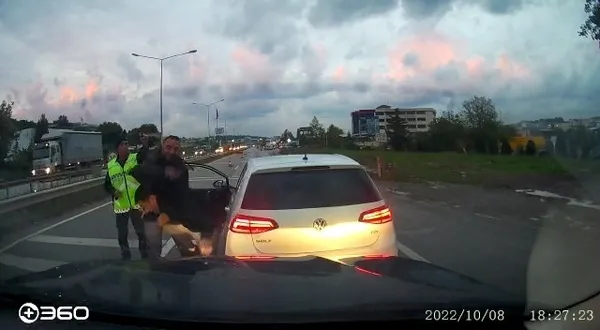 1665474936695.jpg Bursa’da şoförlerin boks maçı! Anayolu adeta ringe çevirdiler - 4