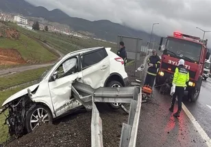 Otomobile saplanan bariyer can aldı