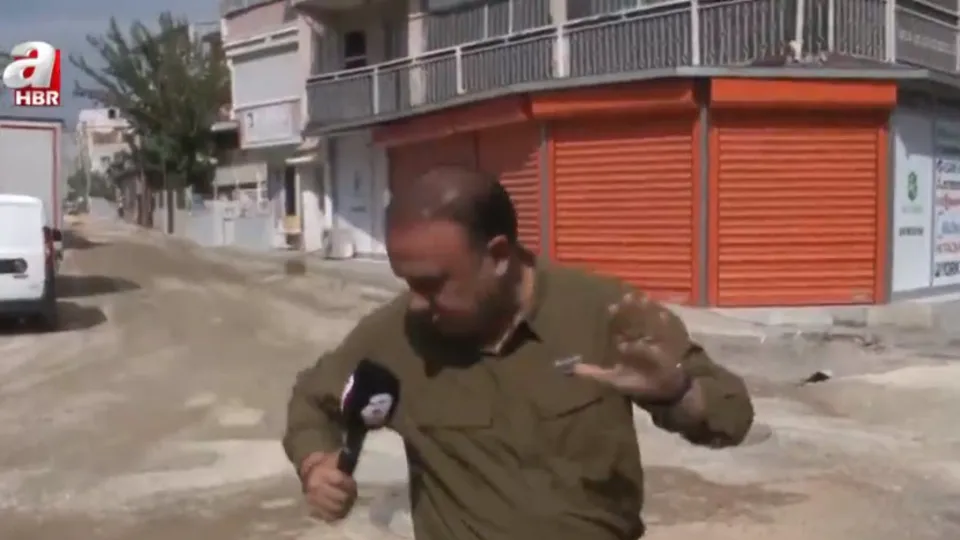 Canlı yayında tehlike atlattı! İzmir'de yollar off-road parkuru gibi | Vatandaşlar isyan etti