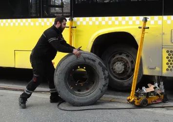 Kağıthane'de seyir halindeki İETT otobüsünün tekerleği fırladı