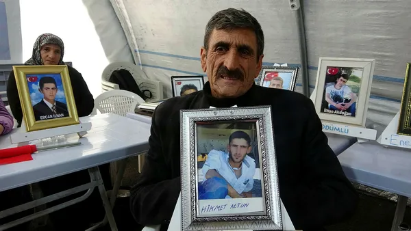 oglu-daga-kacirilan-acili-baba-hdpye-isyan-etti-ben-oglumu-hdp-ve-pkkdan-istiyorum-1671349099763.jpg Oğlu dağa kaçırılan acılı baba HDP'ye isyan etti! Ben oğlumu HDP ve PKK’dan istiyorum - 1