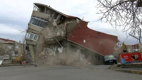 umraniyede-metro-insaati-sirasinda-once-yol-ardindan-bina-coktu-cadde-trafige-kapatildi-1705570444199.jpeg Ümraniye'de metro inşaatı sırasında önce yol ardından bina çöktü! Cadde trafiğe kapatıldı - 2