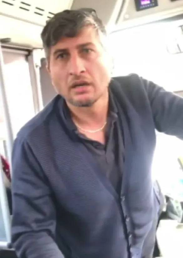 iett-soforunden-guzergah-soran-vatandasa-yumruklu-saldiri-1665613405304.jpg İETT şoföründen güzergah soran vatandaşa yumruklu saldırı - 3
