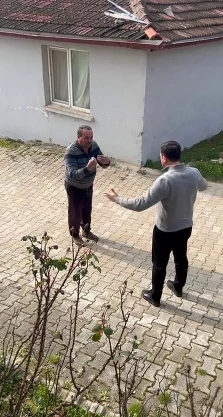 cumhur-ittifaki-izmir-buyuksehir-belediye-baskan-adayi-hamza-dag-vatandasla-arasinda-sicak-goruntuler-sen-uret-1708446105135.jpeg Cumhur İttifakı İzmir Büyükşehir Belediye Başkan Adayı Hamza Dağ'dan 'elbisem kirli' diyen vatandaşa örnek davranış! “Sen üreticisin sana sarılacağım" - 3