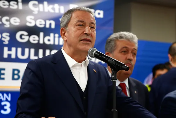 Türkiye'nin güvenliği onlara emanet! Bakan Akar halka tek tek anlattı: Teröristlerin sığınakları başlarına yıkıldı - 3