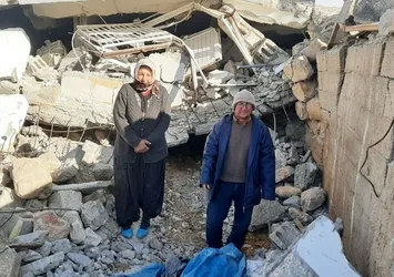 "Çocuğum yok onları çocuğum yerine koydum" diyerek yürekleri dağladı! Sürünerek girip enkazın altındaki ineğini besliyor