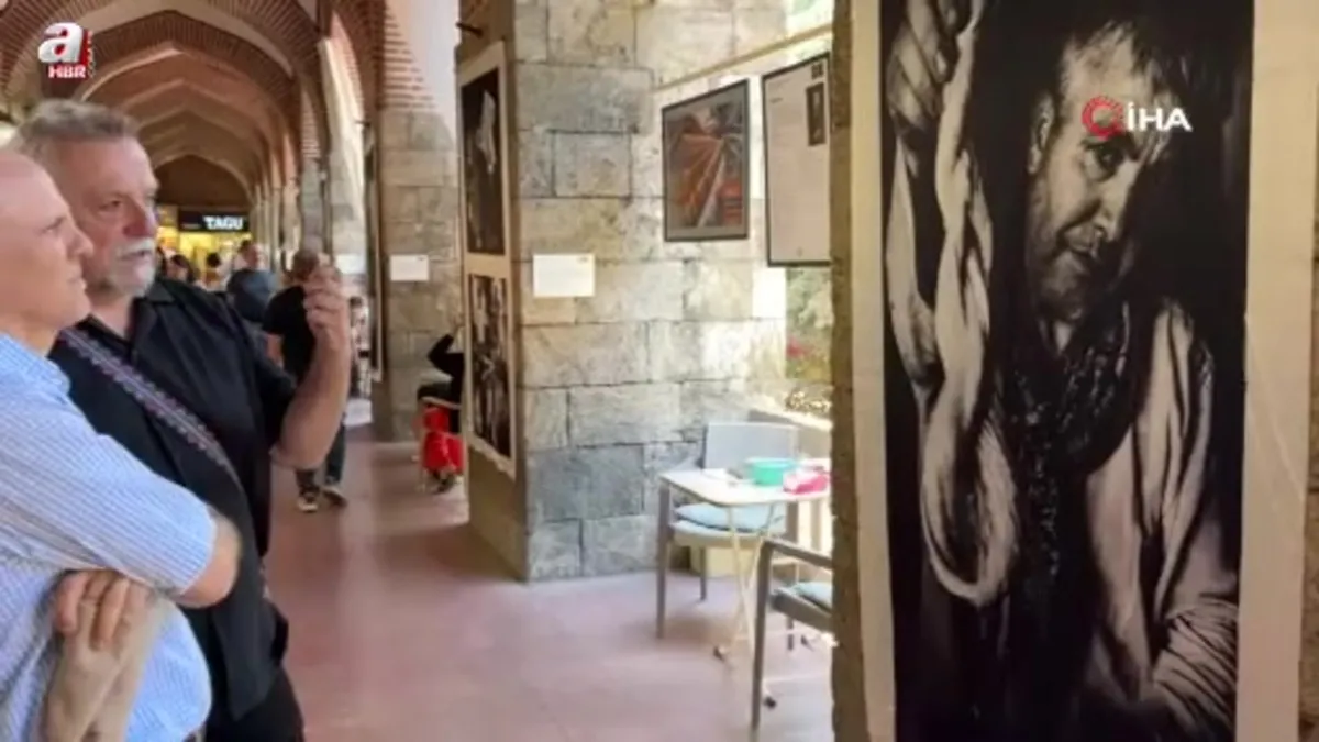 İpekböceğinin hikayesi ipek kumaşa basılan fotoğraflarla Kozahan'da sergileniyor