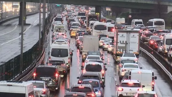 istanbulda-ulasim-cilesi-trafik-kilitlendi-metrobuste-yangin-cikti-vatandas-yine-magdur-1707983212482.jpeg İstanbul'da ulaşım çilesi! Trafik kilitlendi metrobüste yangın çıktı! Vatandaş yine mağdur - 2