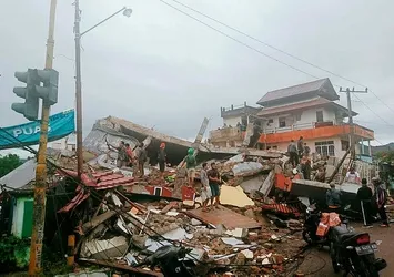 Endonezya'da 6,2 büyüklüğünde deprem! Ölü ve yaralılar var | Son depremler