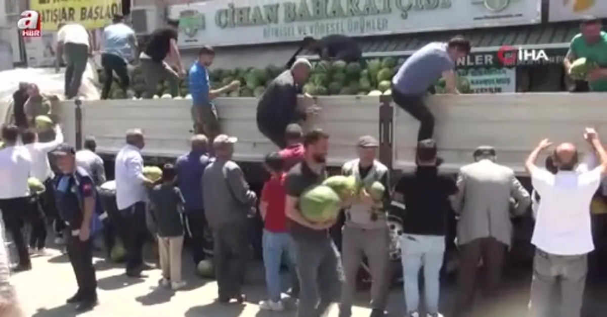 Bitlis'te çiftçi 30 ton karpuz dağıttı