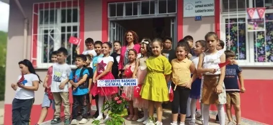 ferda-ogretmen-ilk-gorev-yaptigi-okulu-unutmadi-42-yillik-vefa-1662963424669.jpg Ferda öğretmen ilk görev yaptığı okulu unutmadı! 42 yıllık vefa - 4