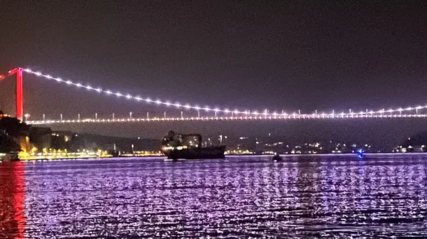 Makine arızası yapan gemi Boğaz trafiğini kilitledi - 1