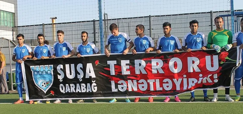 Azerbaycan'da futbolcular maça formalarında siyah kurdelelerle çıktı