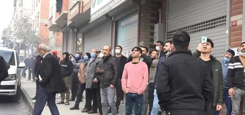 Sultangazi'de virüsü unuttular! Yangını seyretmek için toplandılar