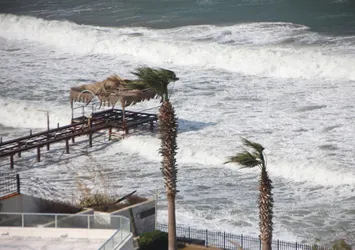 Muğla'da şiddetli fırtına! Tekneler battı ağaçlar yıkıldı