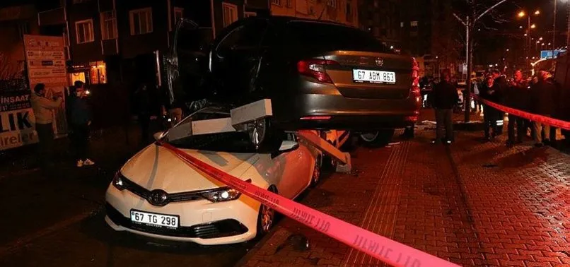 Kontrolden çıkan otomobil park halindeki araçların üzerine uçtu