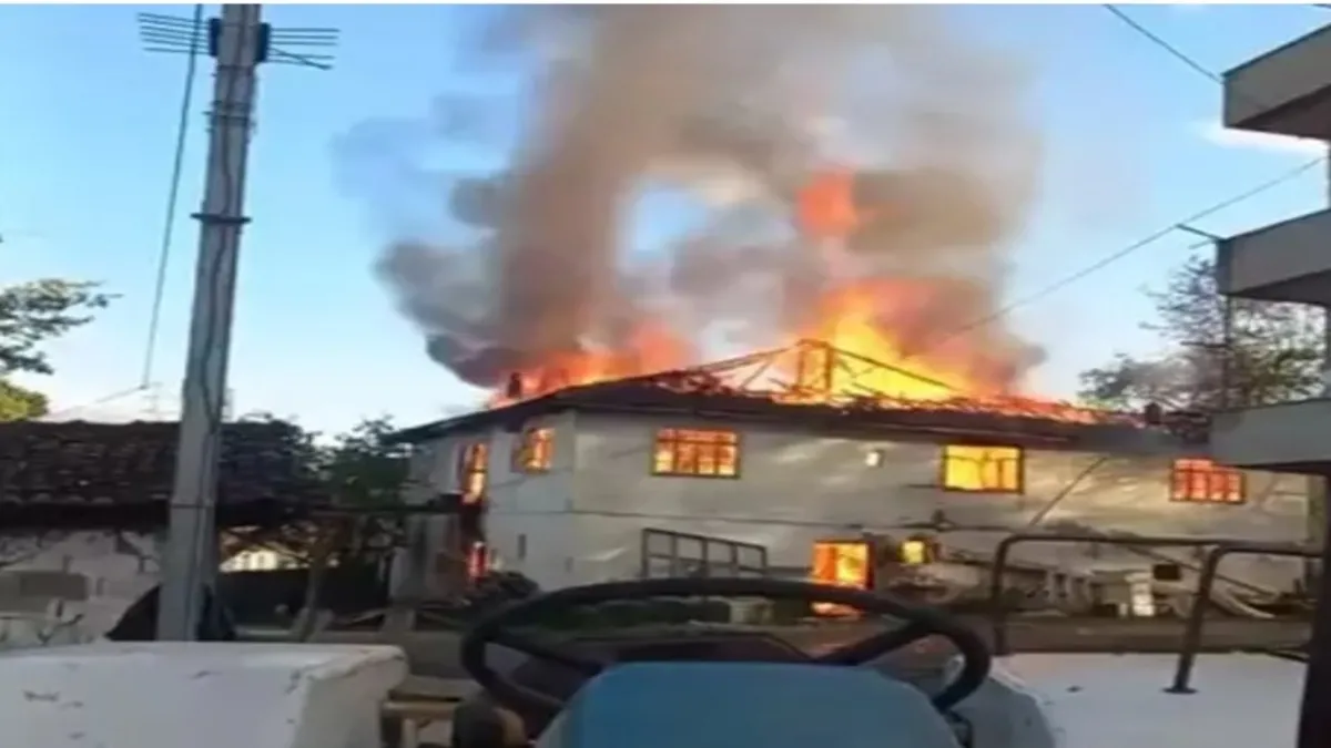 Zonguldak'ta 2 katlı bina çıkan yangında kullanılamaz hale geldi