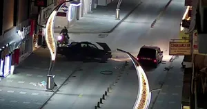 2 otomobil kafa kafaya çarpıştı! O anlar kamerada