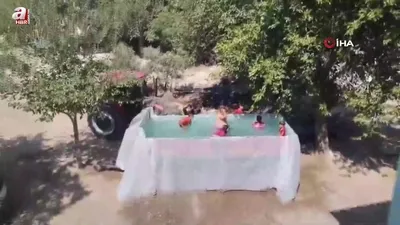 Sıcaktan denize giremeyen çocuklara römorktan havuz yaptı