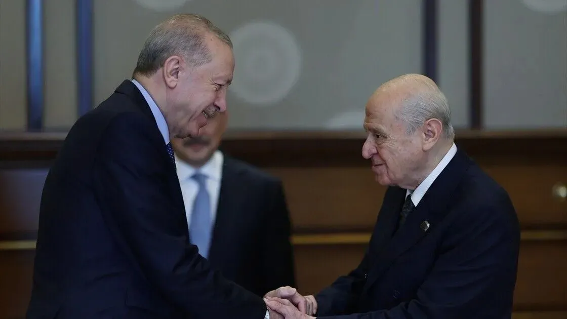 bahceli-her-kritik-donemecte-erdogan-dedi-2028-icin-dikkat-ceken-adaylik-mesaji-1791550758839.jpeg Devlet Bahçeli, 6 Ekim 2026’da Erdoğan’ın yeniden adaylığı için Meclis’te seçimlerin yenilenmesi kararı alınması çağrısında bulundu. - foto: ahaber.com.tr